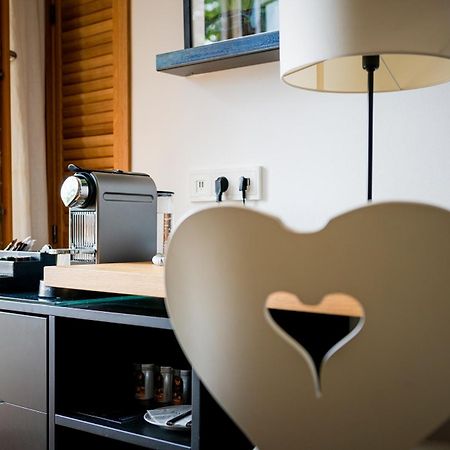Das 테게른제 외부 사진 A Nespresso machine in a hotel room