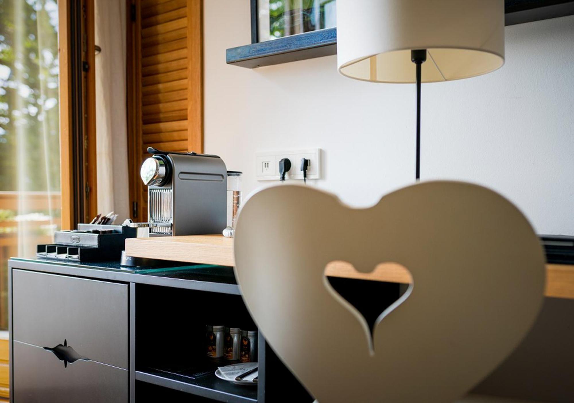 Das 테게른제 외부 사진 A Nespresso machine in a hotel room