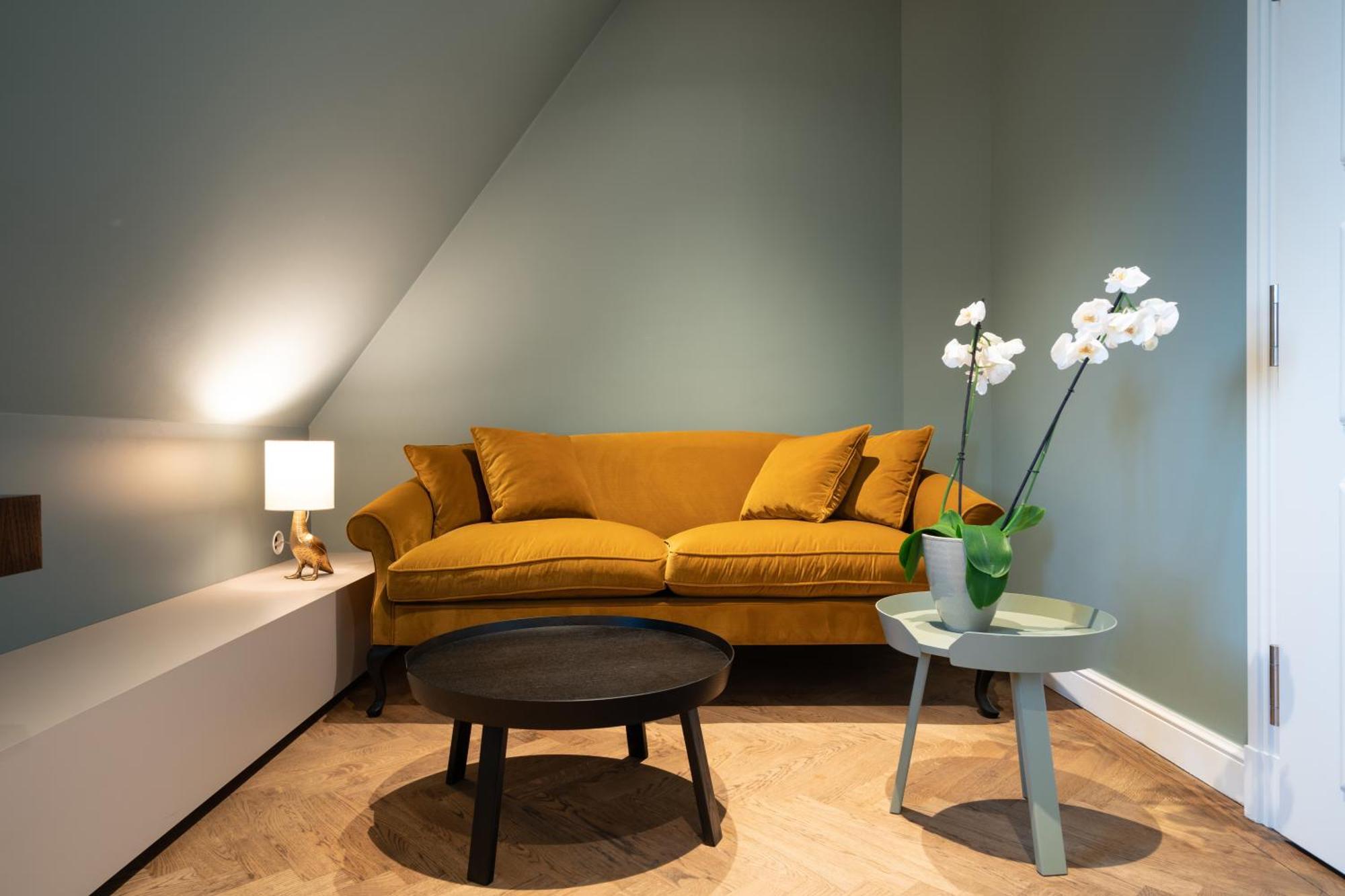 Das 테게른제 외부 사진 A living room with a sofa